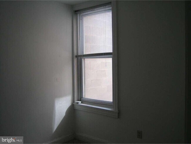 Building Photo - 262 S 11th St