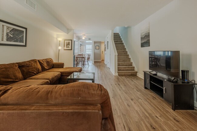 Foto del edificio - ***HALF OFF 1st Months Rent If Leased by 8/1/2026*** Fully Furnished 2BR/2.5BA Townhome Near UGA ...