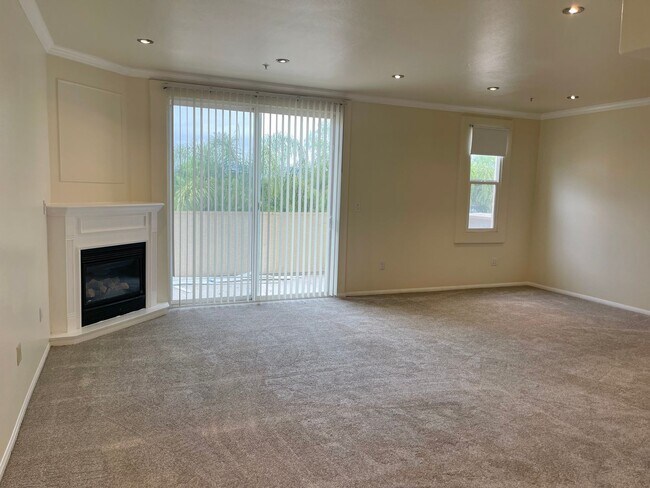 Building Photo - 2 bedroom 2.5 bath Woodland Hills Townhome...