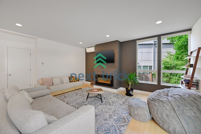 Building Photo - "Spacious 4-Bedroom Seattle Home with 3 Full Baths and 2,420 Sq. Ft. of Comfort!"