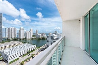 Building Photo - 950 Brickell Bay Dr