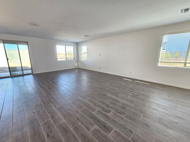 Building Photo - Stunning views