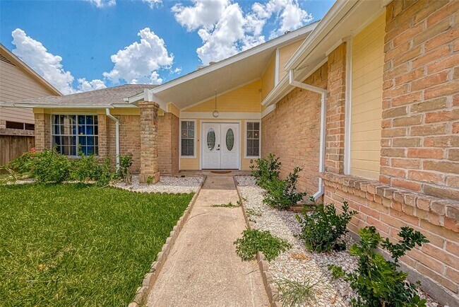 Building Photo - 12055 Fairpoint Dr
