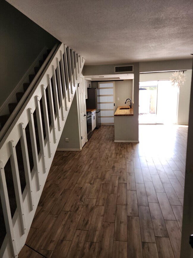 Vista de la entrada (cocina/comedor/sala de estar) - 6542 N 7th Ave