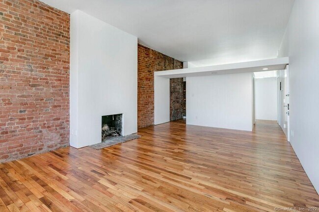 Building Photo - 558 Chapel St