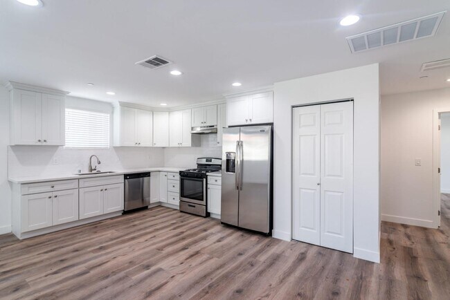 Foto del edificio - 1255 W 8th St