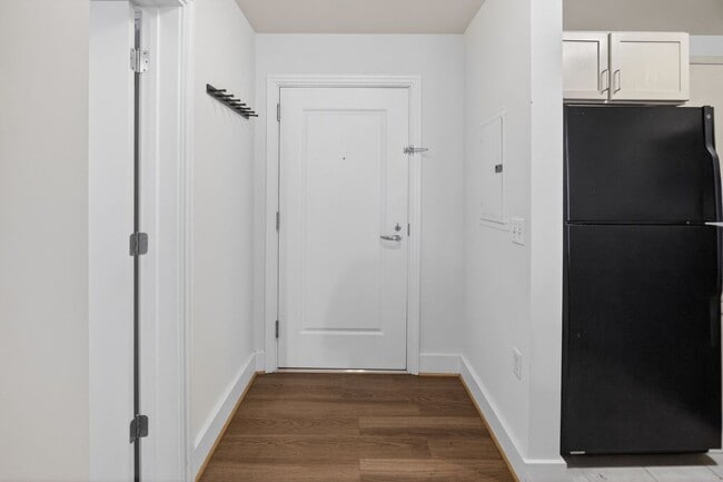 Building Photo - Short Walk to the Wharf! - Professionally Managed  and Spacious 1BR With Monument Views