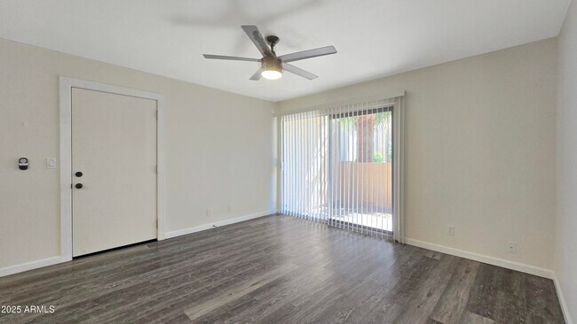 Foto del edificio - 8055 E Thomas Rd