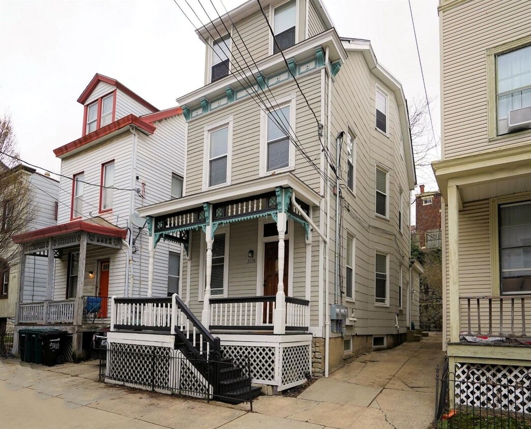 Primary Photo - 4 Bed/2 bath UC Rental On Victor + Parking...