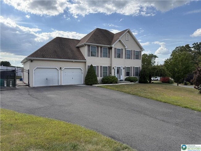 Building Photo - 4 bedroom 2.5 bathroom