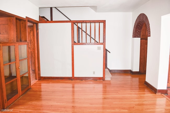 Building Photo - 3 br, 1 bath Apartment - Beacon Commons