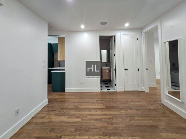Foto del edificio - Spacious 3BR 1.5 bath  in  Bedstuy-Bushwic...