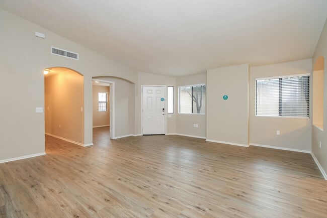 Building Photo - 1610 W Houchin Way