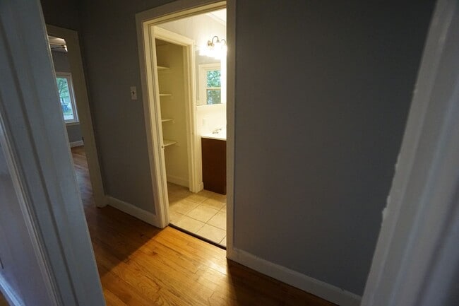 Building Photo - 2 Bed 1 Bath House Total Electric