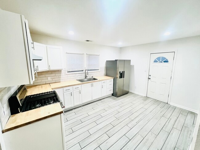 Kitchen - 2611 N Holton St