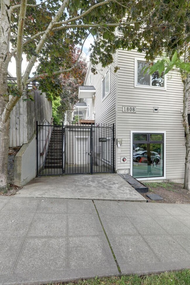 Foto del edificio - Capitol Hill Town Home, 2BR/1.75BA with Vi...