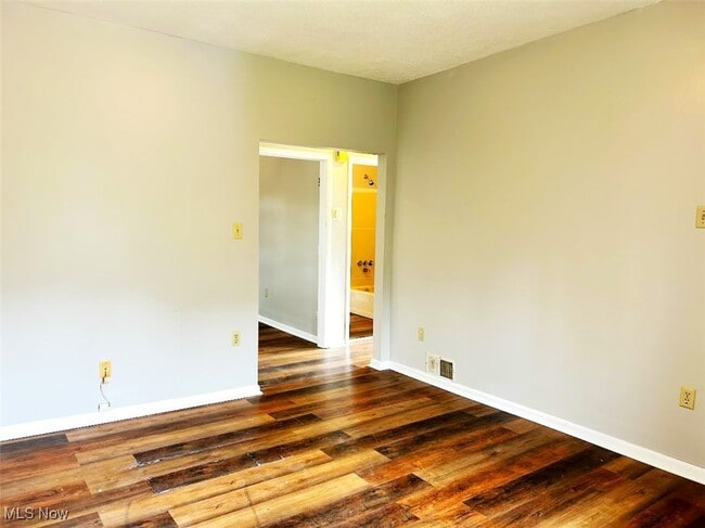 Building Photo - 634 Cove Rd