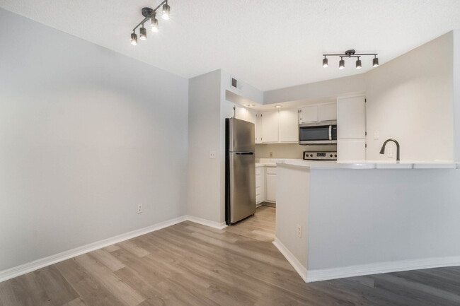 Foto del edificio - *$50 RENT DISCOUNT!* Charming 1-Bedroom Co...