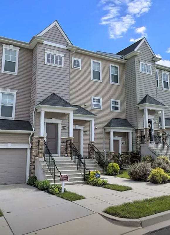 Building Photo - 405 Woodcrest Dr SE
