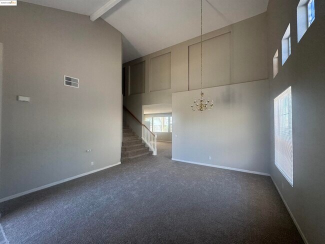 Building Photo - 5575 Sunview Ct