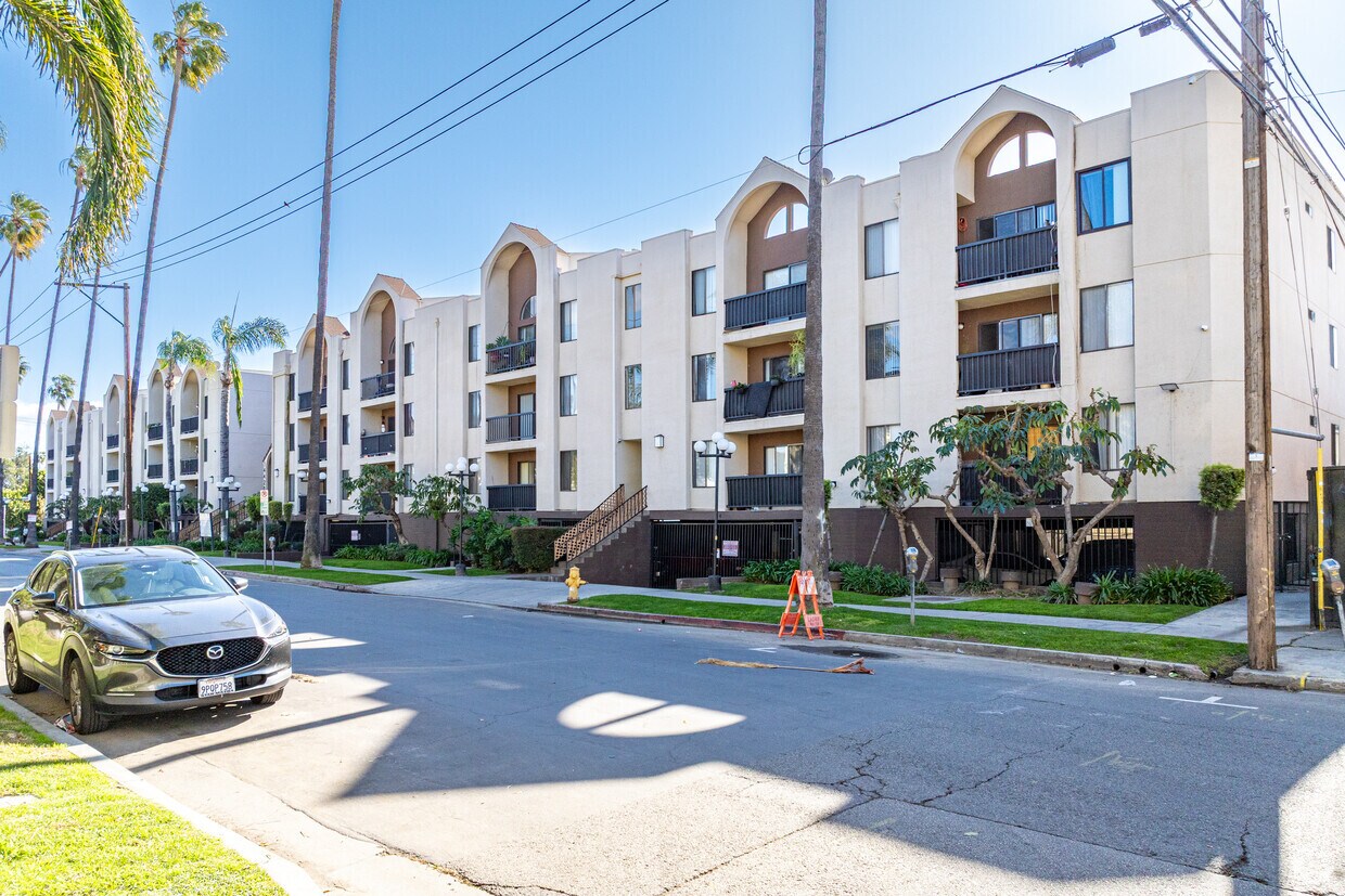 Alternar - Beesan Condos Apartments
