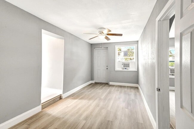 Building Photo - 3710 Roseland Dr
