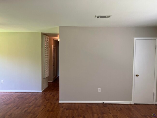 Building Photo - 104 Merlin St