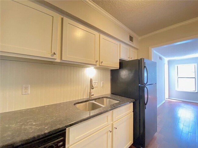 Building Photo - 1414 Huntingdon Chase