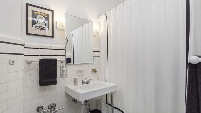 Foto del edificio - 3330 N Lake Shore Dr