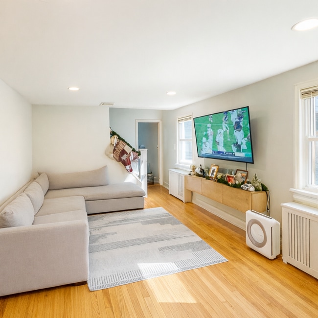 Building Photo - 23 Downing Pl