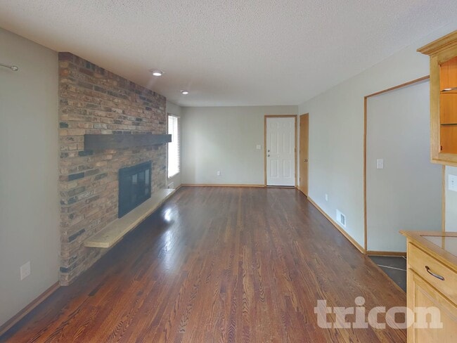 Building Photo - 3301 Skyview Dr