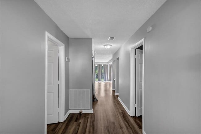 Foto del edificio - 3575 Oakvale Rd
