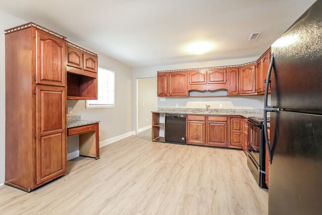 Building Photo - 5018 Shoreline Dr