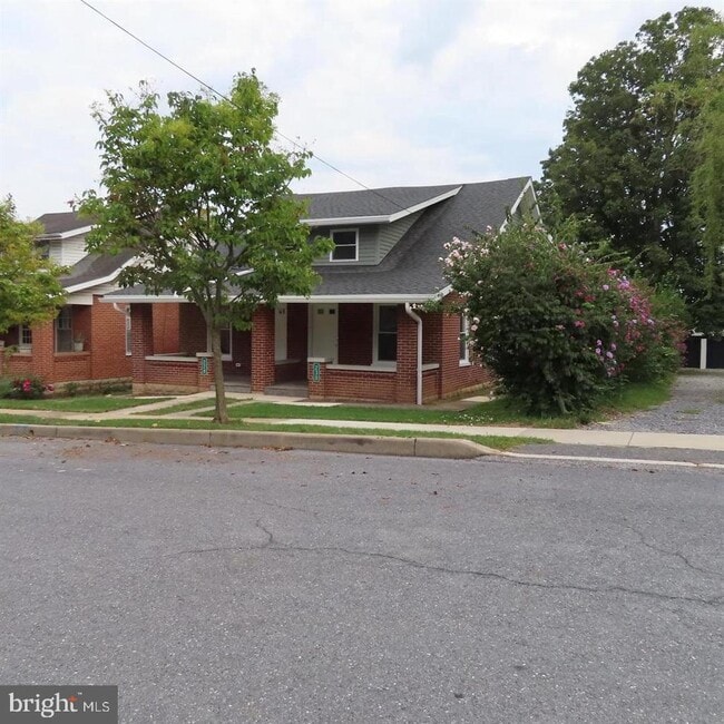 Building Photo - 230 Rowe Ave