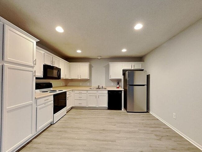 Building Photo - 401 NW Woodbury Dr
