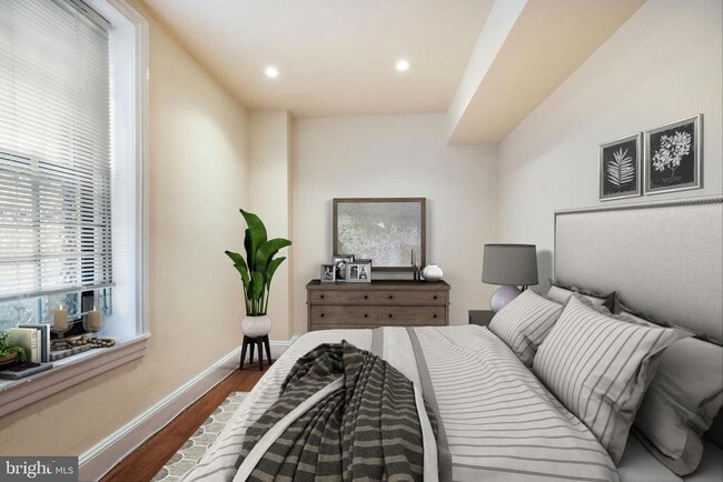 Building Photo - 704 S Washington Square