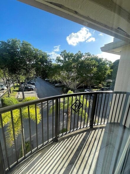 Foto del edificio - 400 Crestwood Ct N