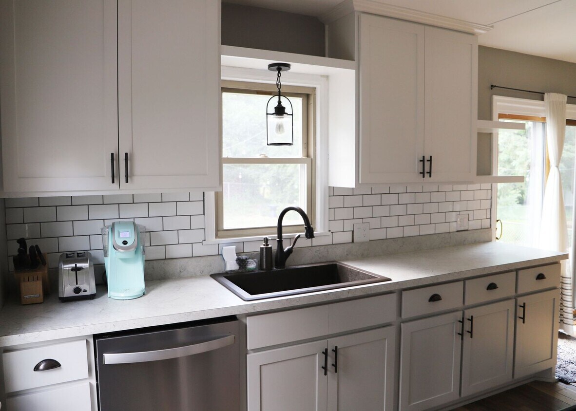 Foto principal - 6510 Cedar Lk Rd S