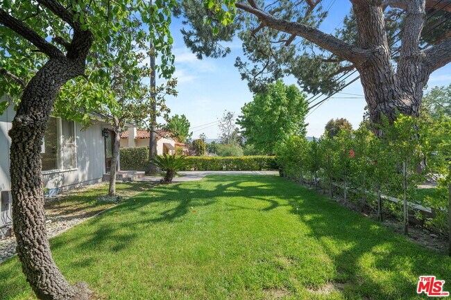 Foto del edificio - 4818 La Canada Blvd
