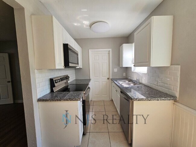 Foto del edificio - REDUCED $200!!  Cute 3/1 with updated kitc...