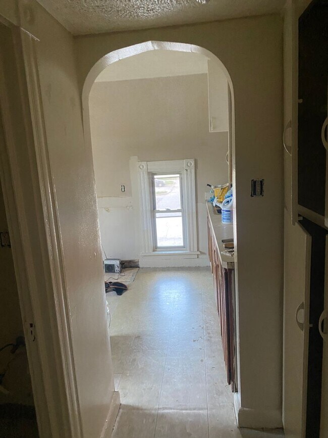 Building Photo - 2nd fooor walk-up duplex in historic house...