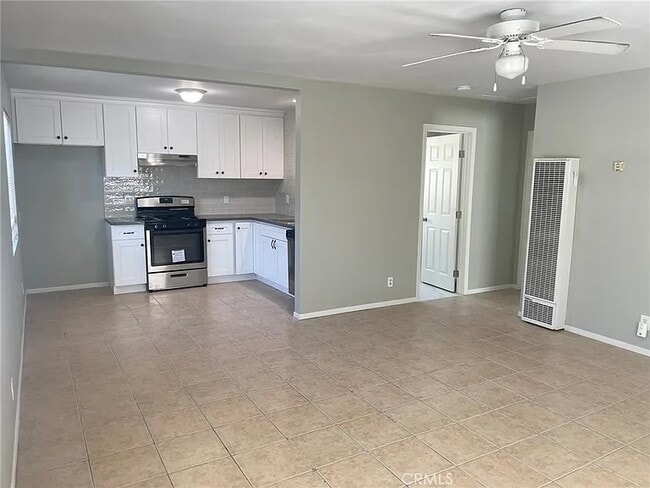 Foto del edificio - 12758 Russell Ave