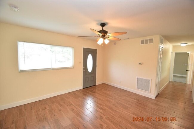Building Photo - 417 Country Club Dr