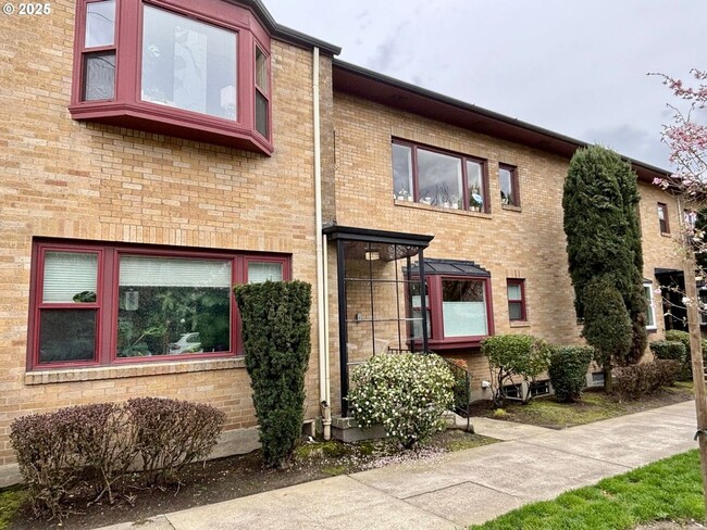 Building Photo - "Lovely Updated Condo in the Sullivan's Gu...