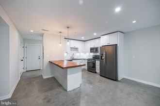 Building Photo - 1331 N Randolph St