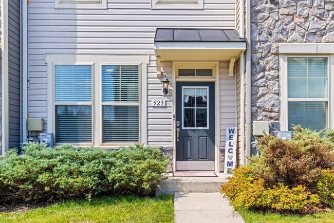 Foto del edificio - 523 Pebblebrook Ln