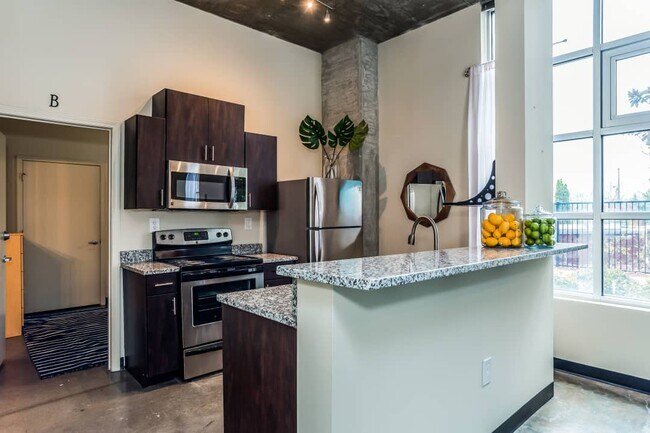 Foto del edificio - 800 W Marietta St NW