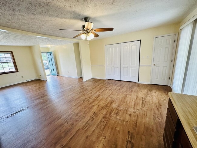 Building Photo - 3669 Sundart Dr