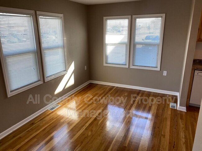 Foto del edificio - 1222 Logan Ave