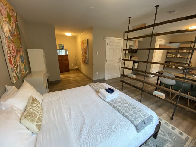 Building Photo - Madison 2.0 - Studio + extra room